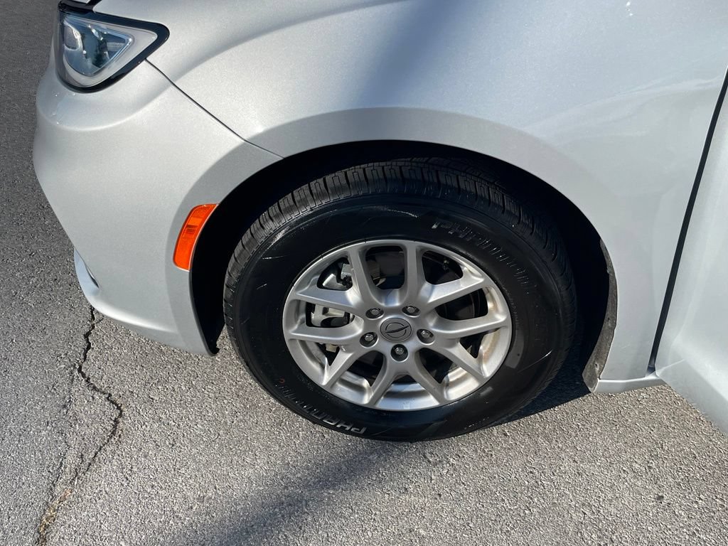 Used 2024 Chrysler Pacifica Touring-L FWD image 31