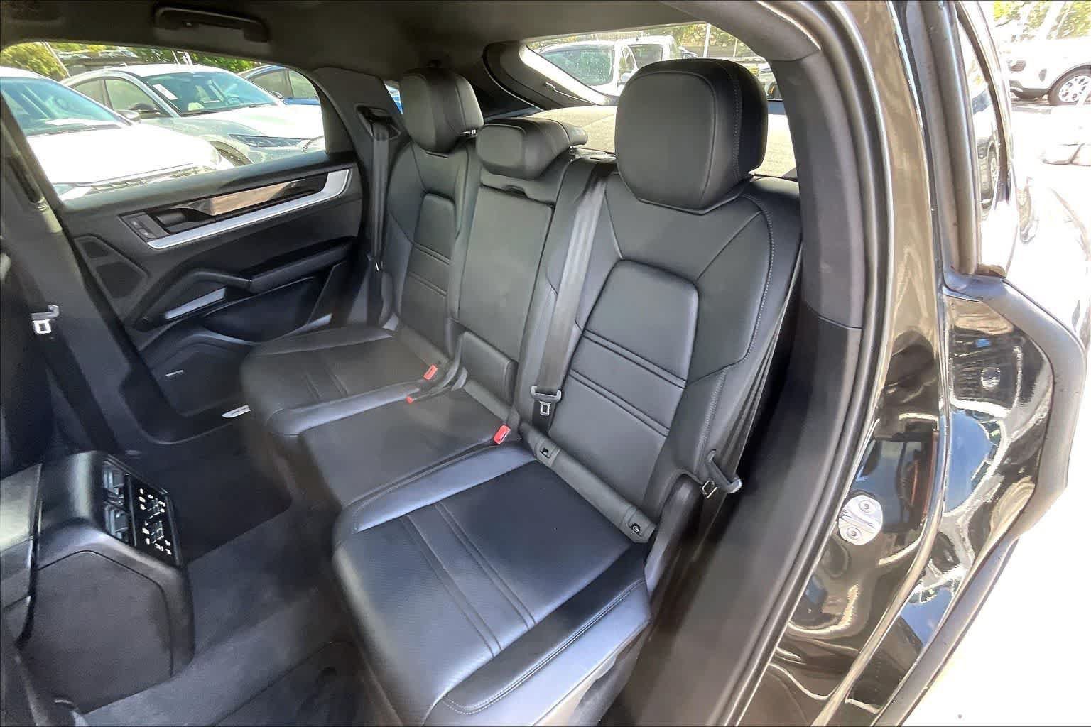 Used 2025 Porsche Cayenne Coupe AWD/4WD image 29