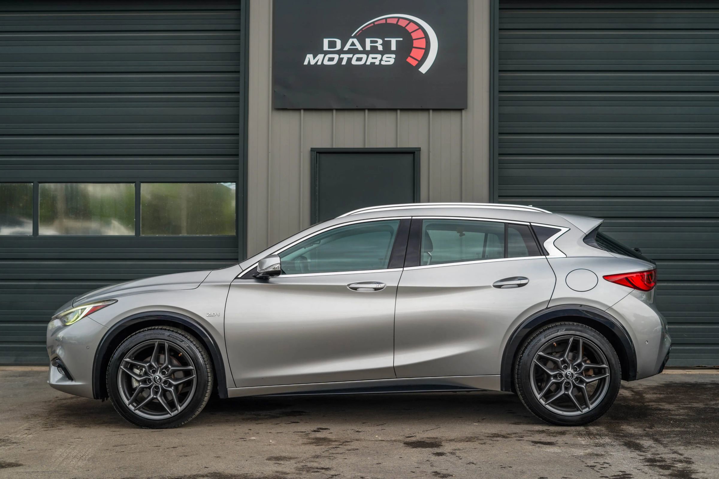 Used 2017 INFINITI QX30 Premium w/ Technology Package FWD image 4