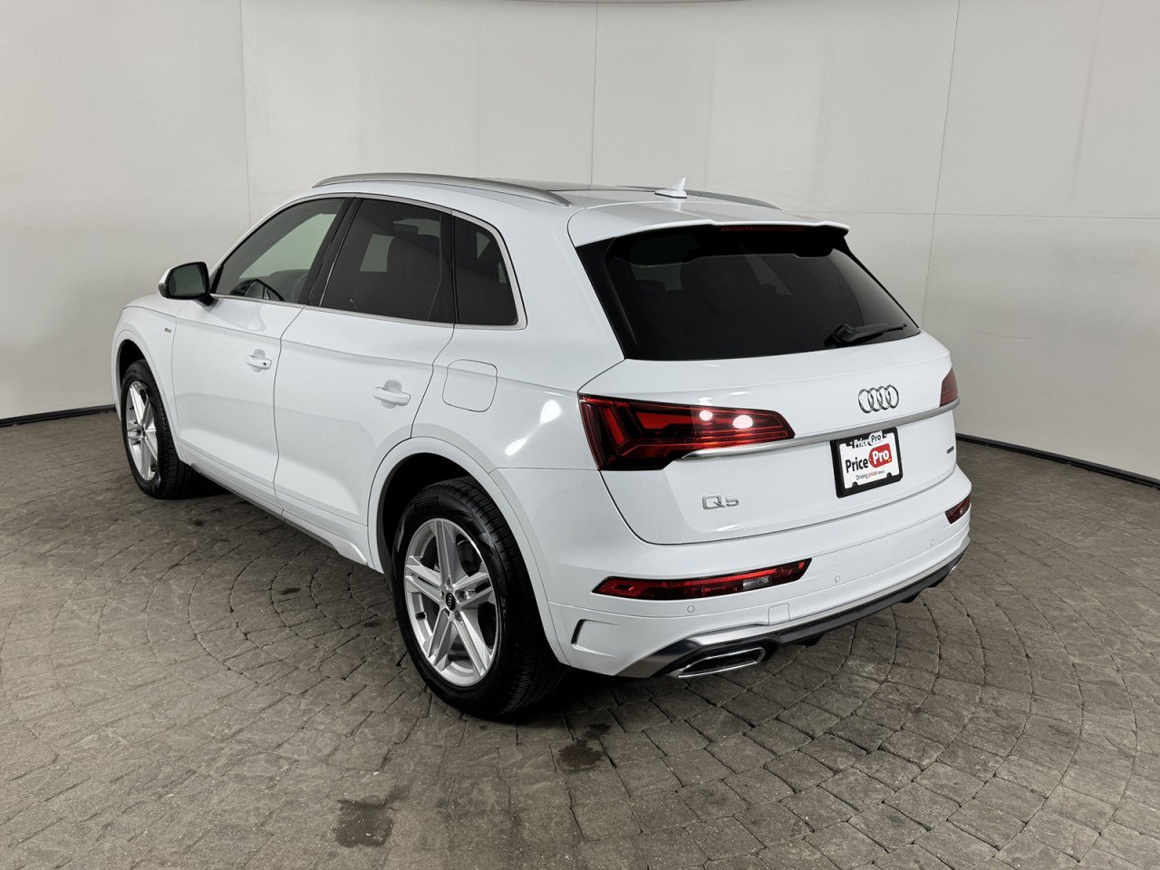 Used 2024 Audi Q5 e Premium Plus w/ Premium Plus Package image 4