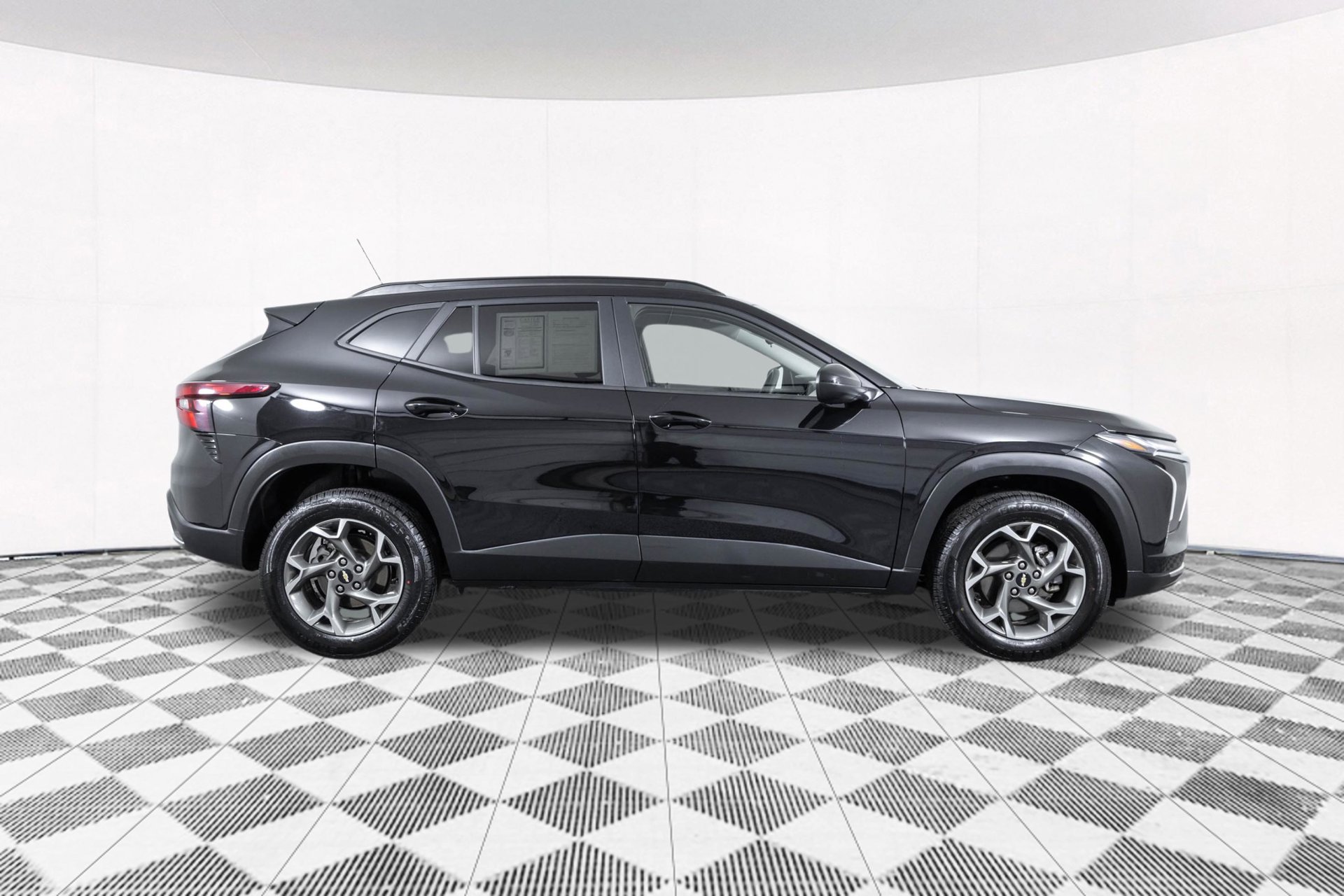 Used 2025 Chevrolet Trax LT FWD image 19