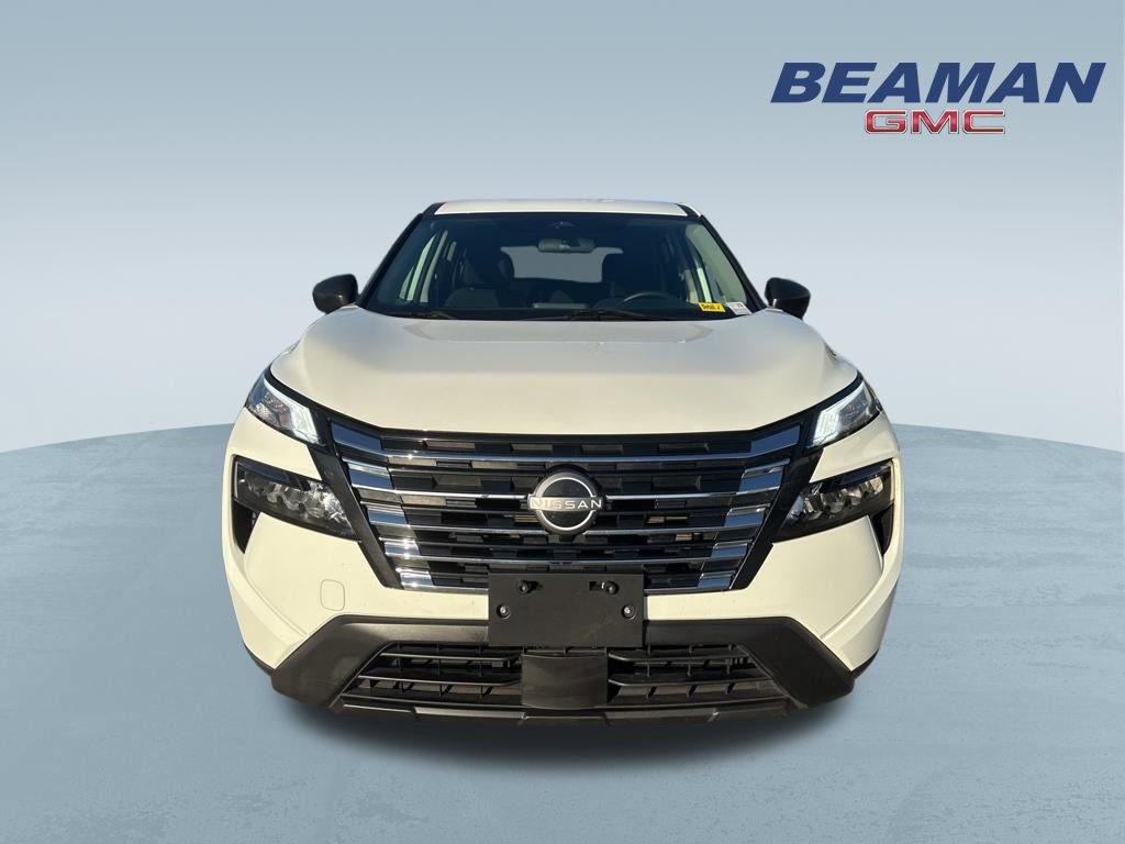 Used 2024 Nissan Rogue S AWD/4WD image 2