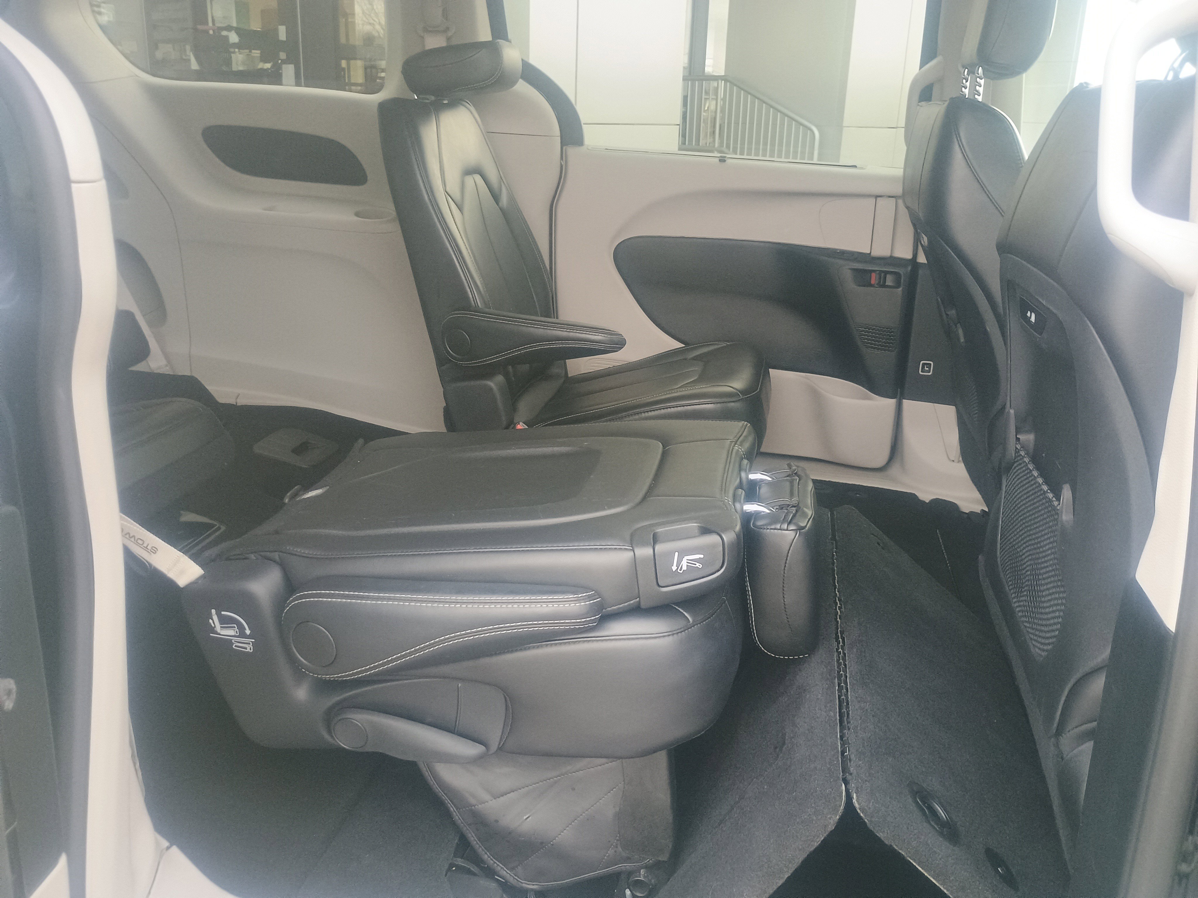 Used 2024 Chrysler Pacifica Touring-L image 18