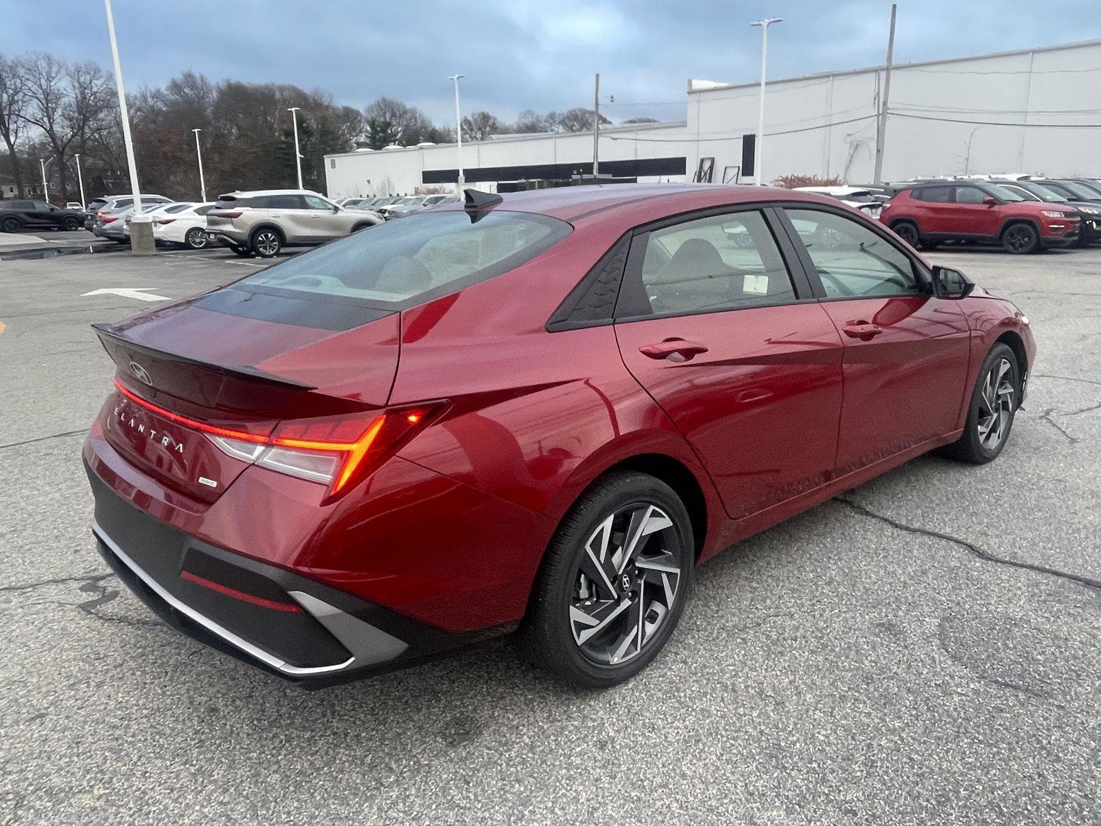 Used 2025 Hyundai Elantra SEL image 3