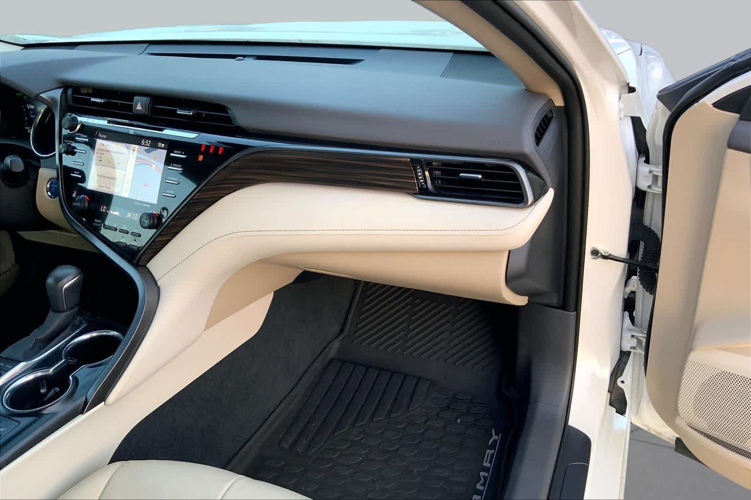 Used 2020 Toyota Camry XLE w/ Sunroof Package FWD image 17