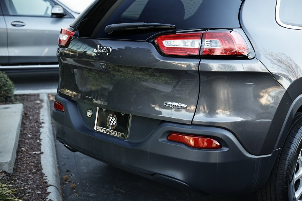 Used 2018 Jeep Cherokee Latitude Plus w/ Comfort/Convenience Group image 9