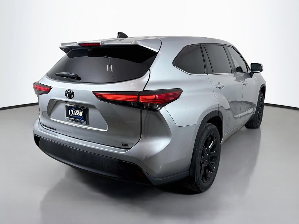 Used 2023 Toyota Highlander LE FWD image 7