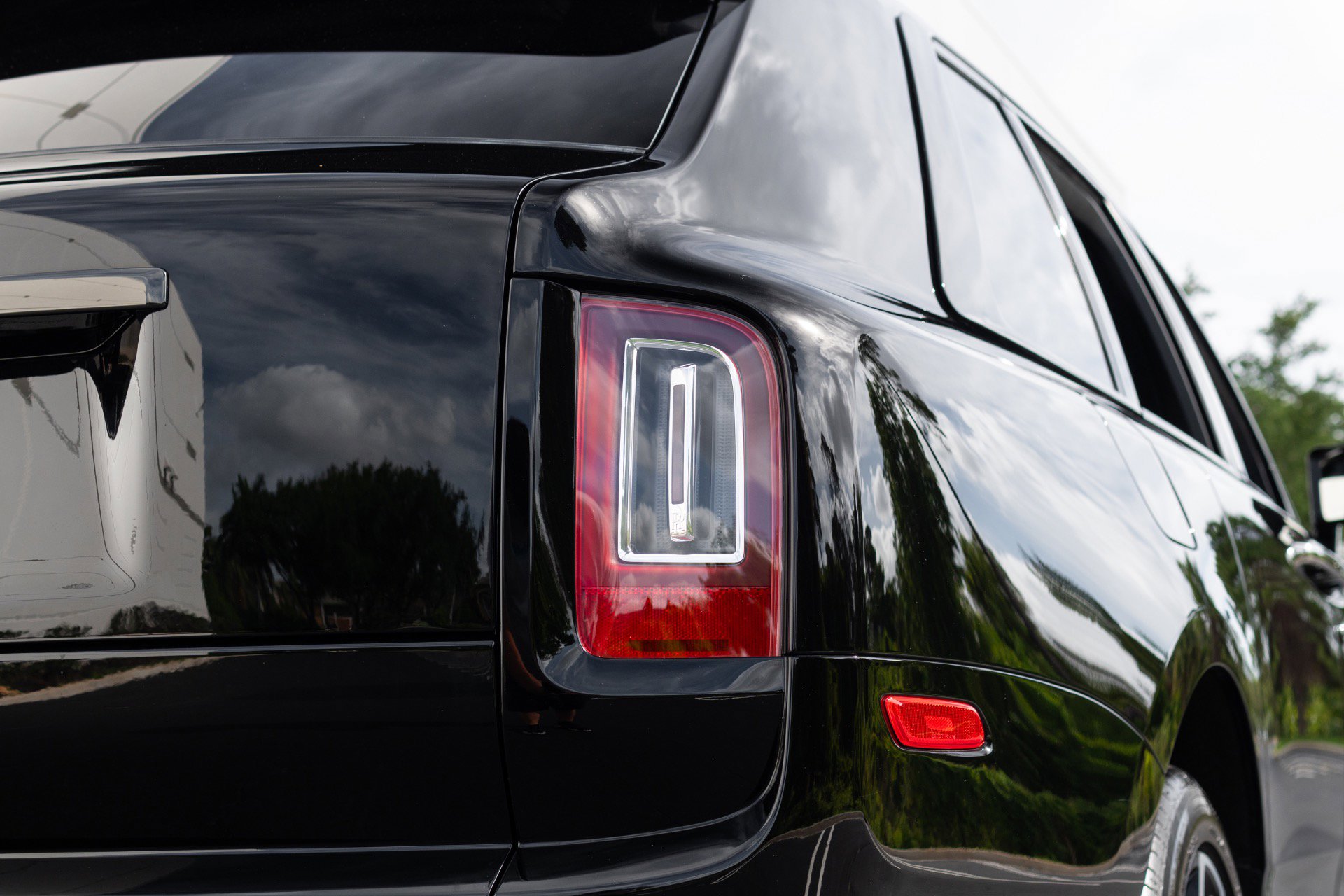 Used 2022 Rolls-Royce Cullinan Black Badge w/ Dark Exterior Package AWD/4WD image 20