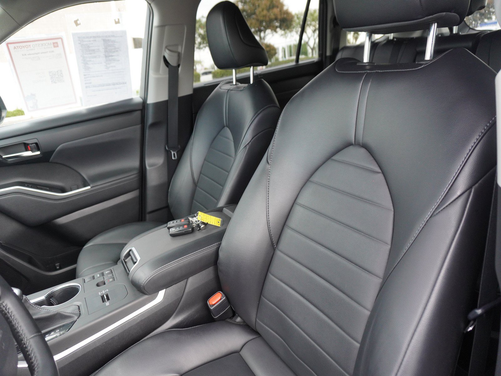 Used 2023 Toyota Highlander XLE FWD image 23