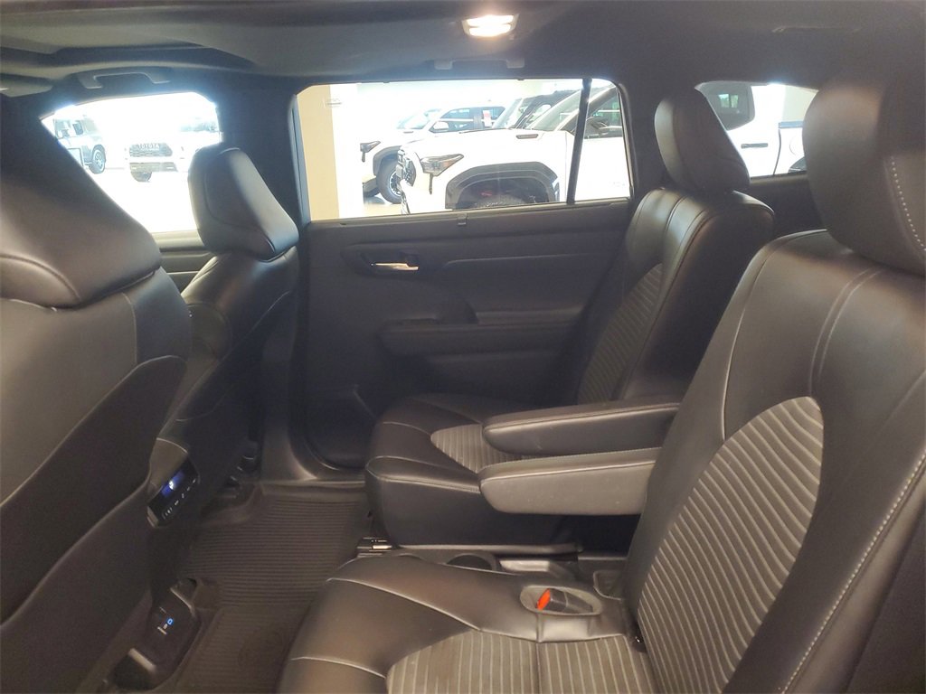 Used 2022 Toyota Highlander XSE image 11