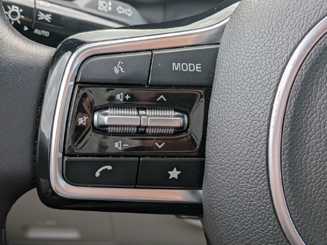 Used 2024 Kia Carnival LX FWD image 24