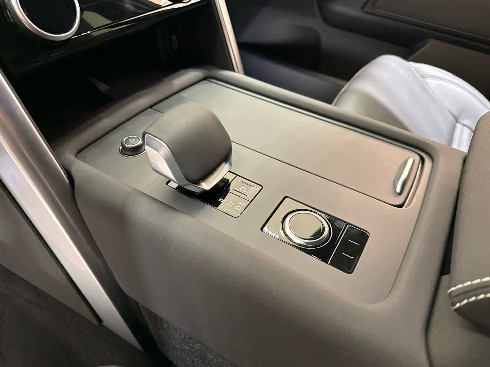 New 2026 Land Rover Discovery Limited Edition image 13