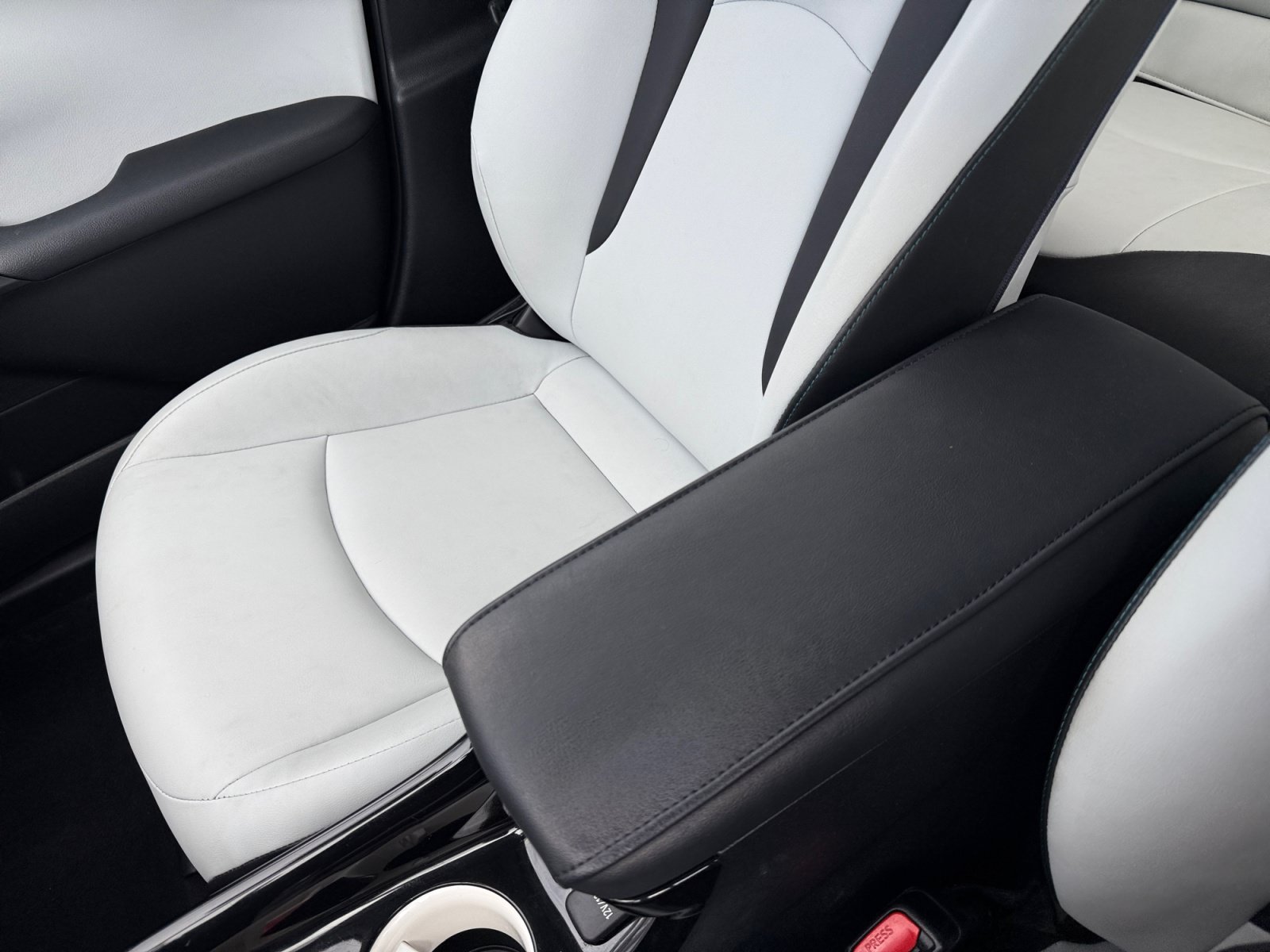 Used 2016 Toyota Prius Four FWD image 14