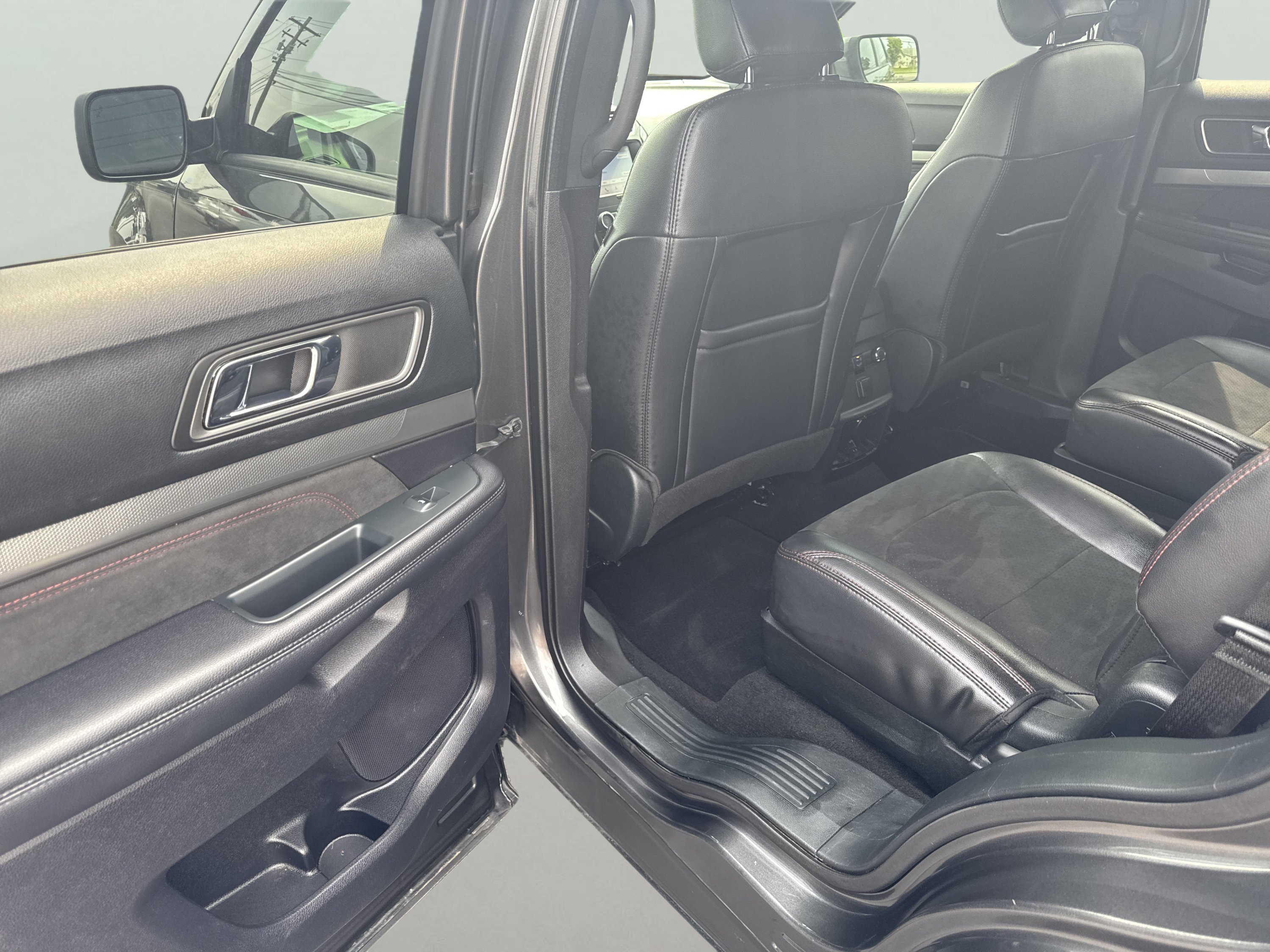 Used 2019 Ford Explorer XLT w/ Equipment Group 202A FWD image 17