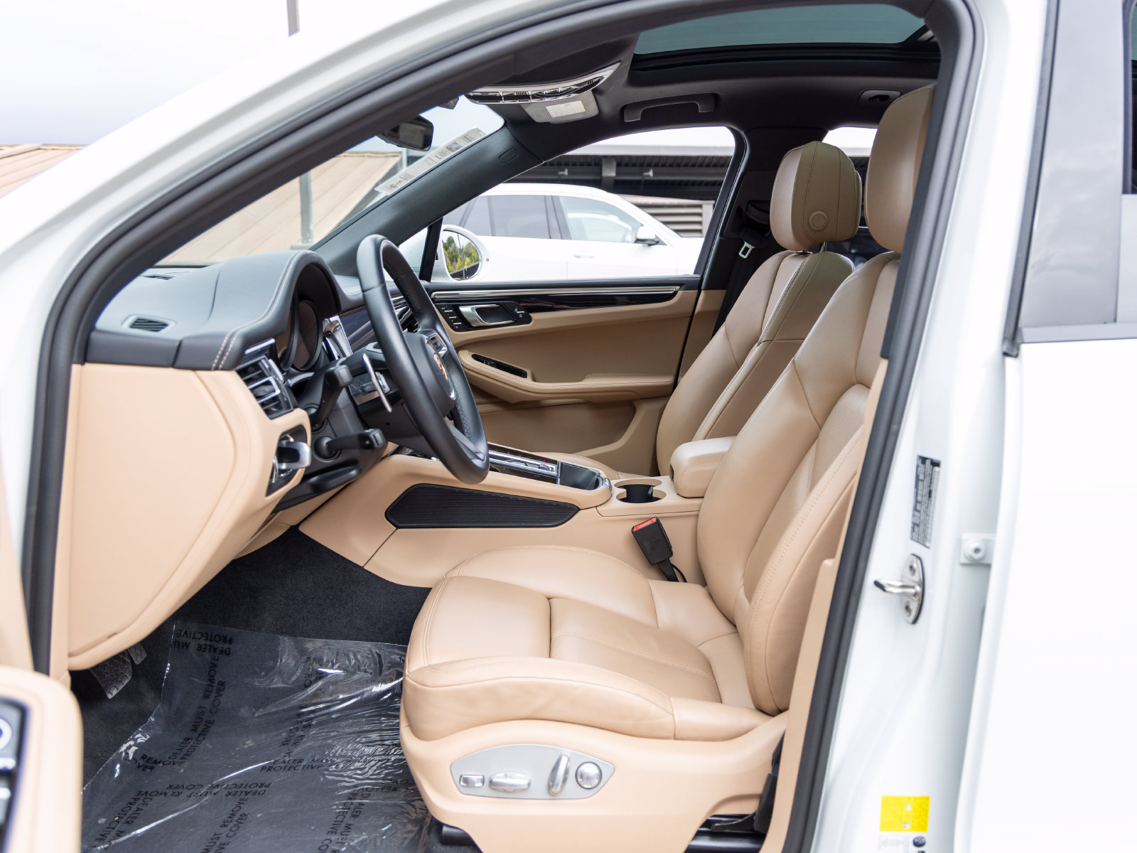 Used 2024 Porsche Macan AWD/4WD image 31