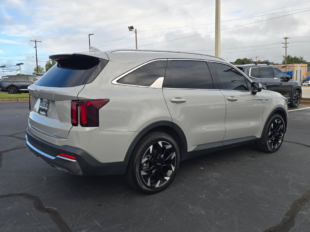 Certified 2025 Kia Sorento EX FWD image 3