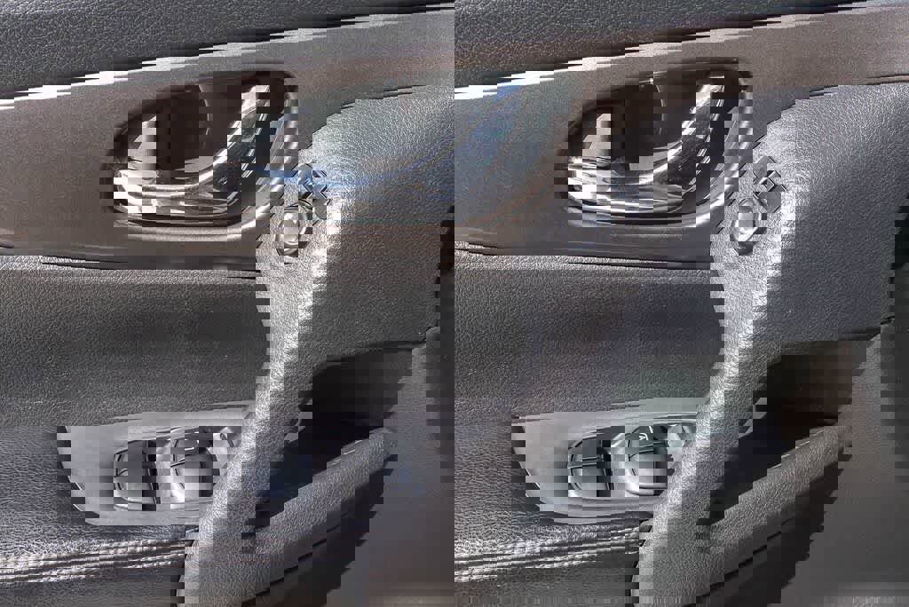 Used 2015 Nissan Rogue SV w/ SV Family Package FWD image 18