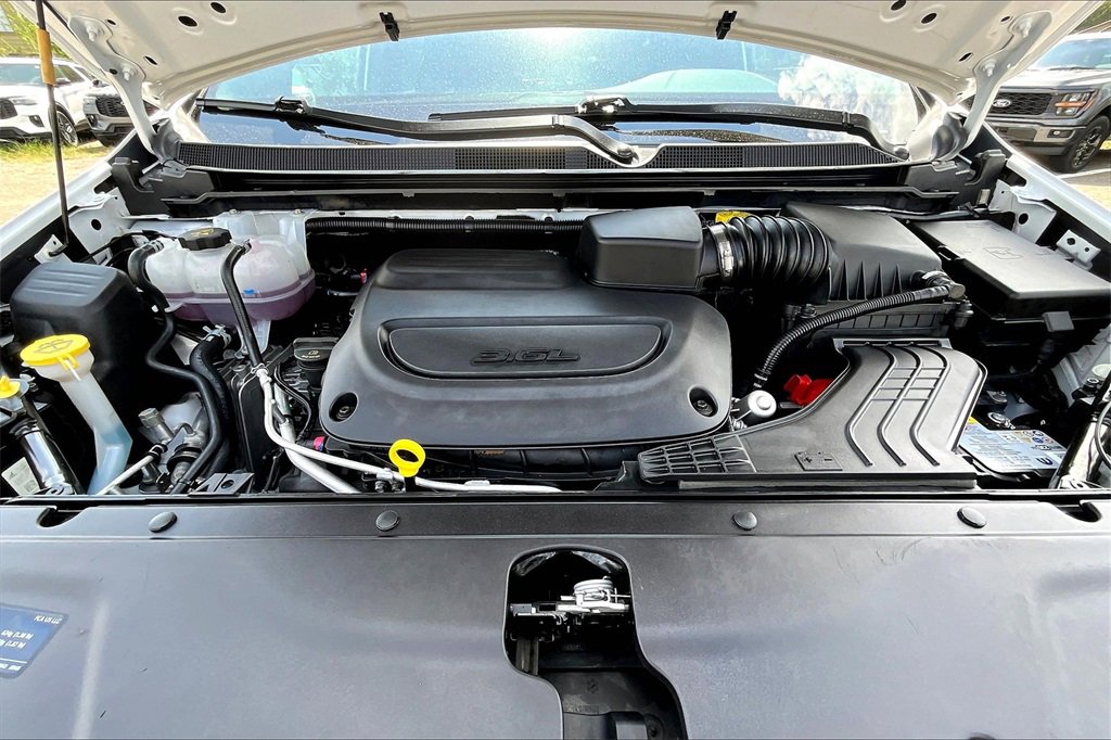 Used 2025 Chrysler Pacifica Select image 10