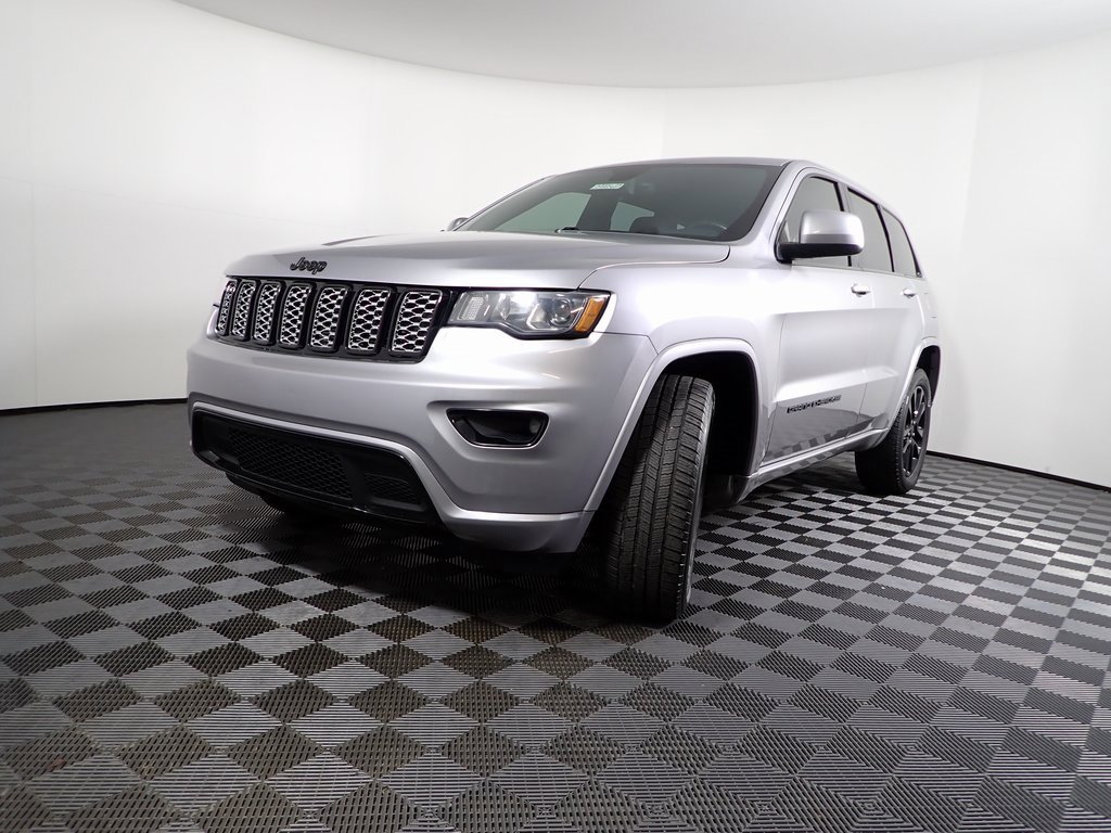 Used 2017 Jeep Grand Cherokee Altitude image 9