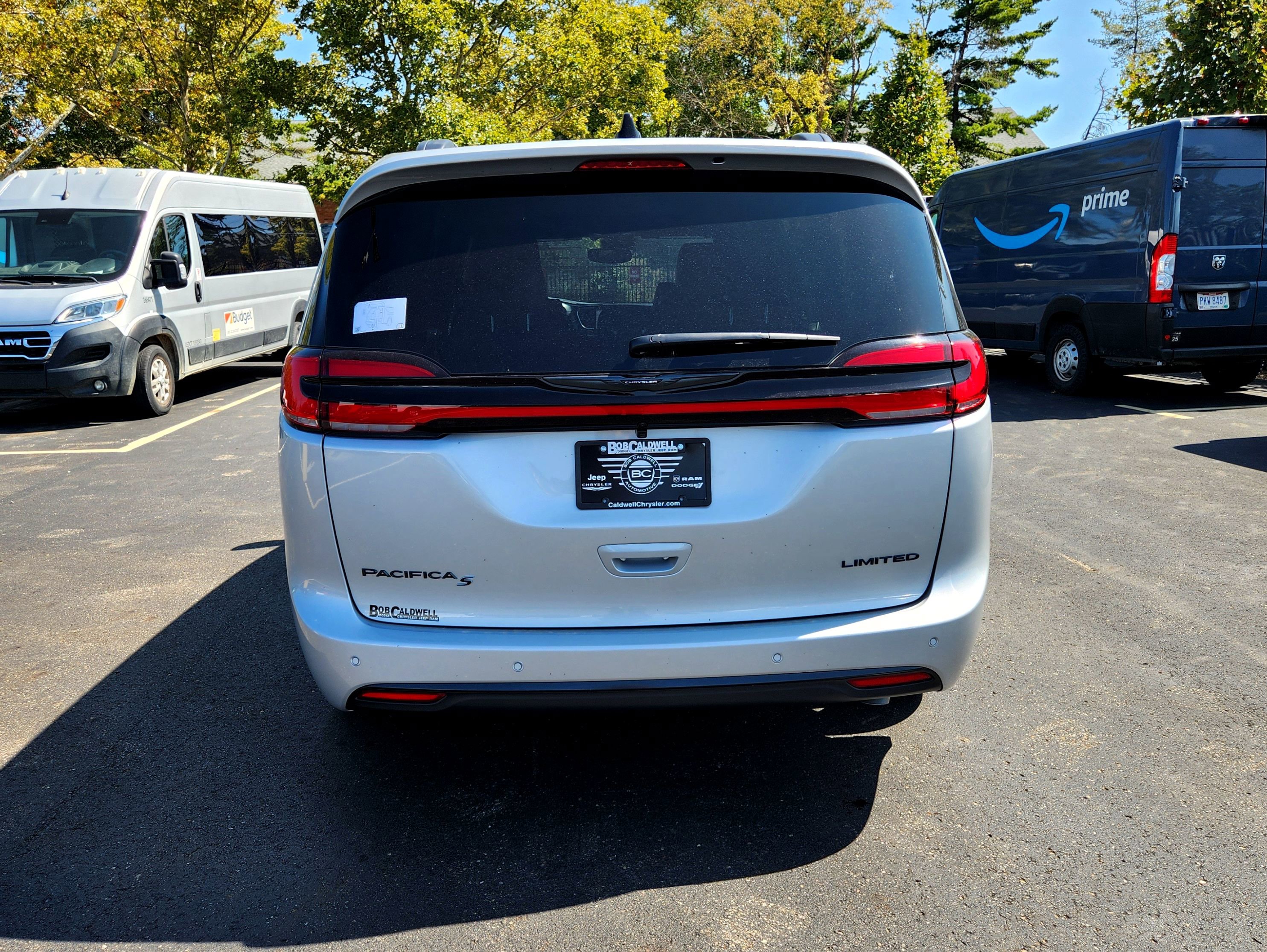 New 2026 Chrysler Pacifica Limited w/ Uconnect Theater Family Group image 8