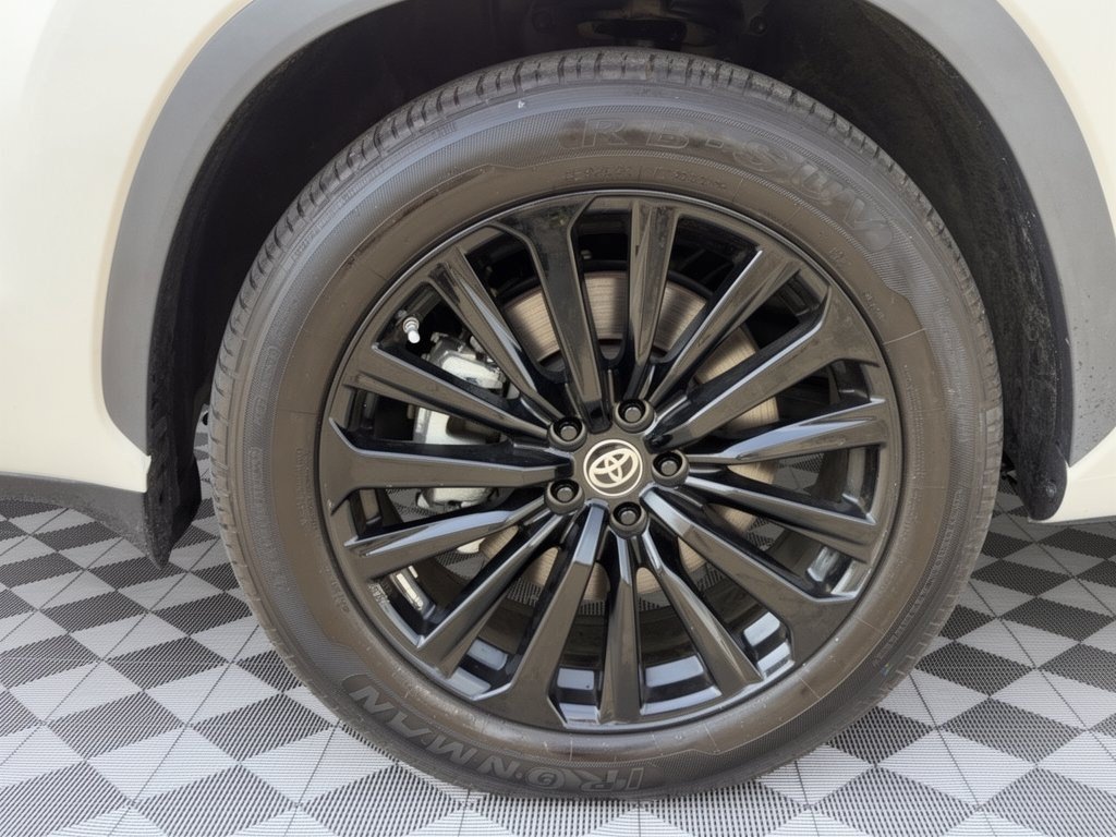 Used 2024 Toyota Highlander XSE FWD image 13