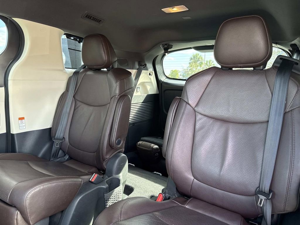 Used 2021 Toyota Sienna Platinum image 15