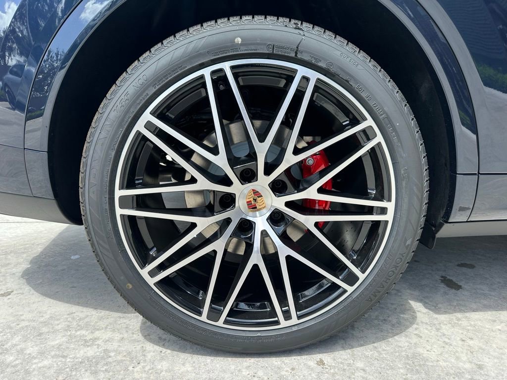 Used 2025 Porsche Cayenne S image 40