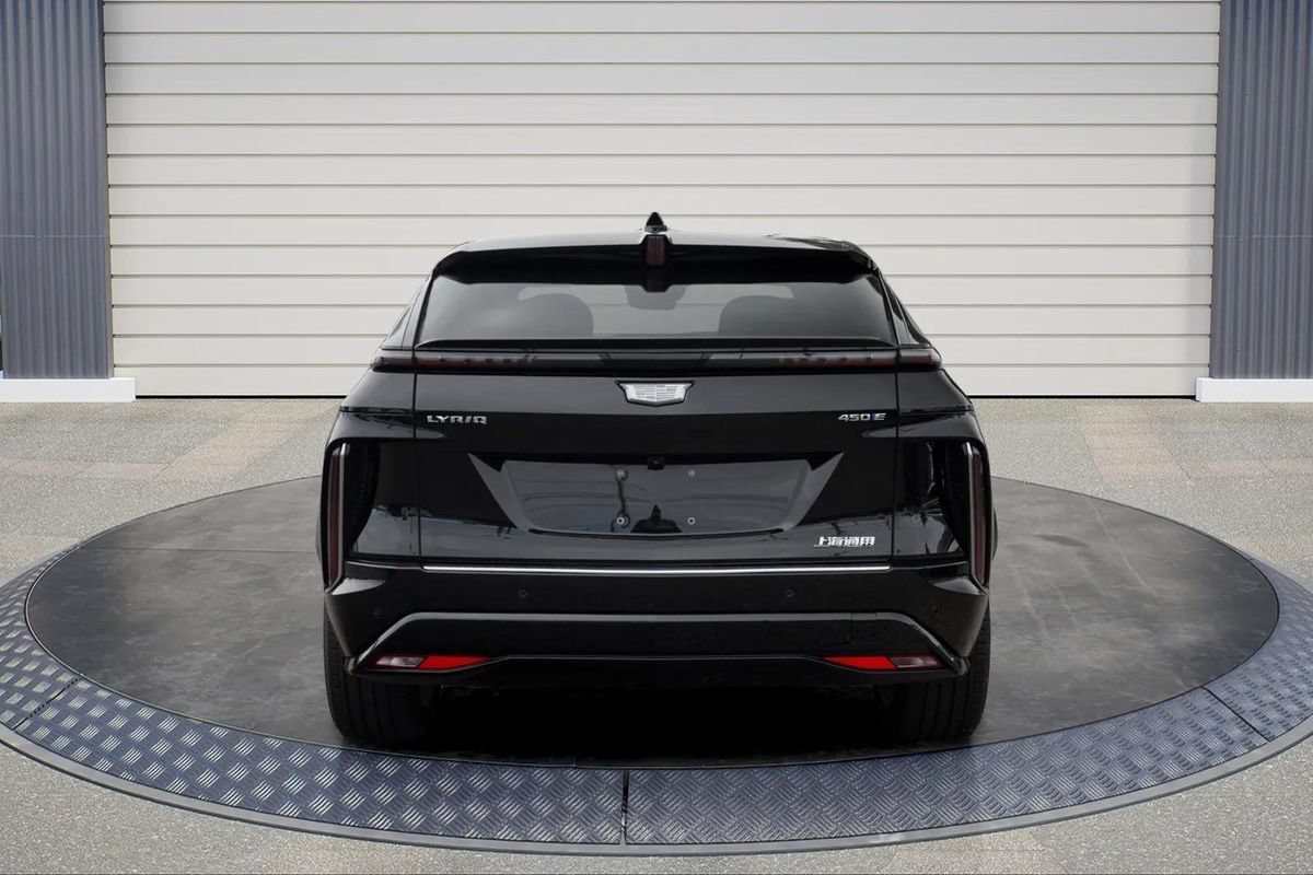 Used 2024 Cadillac Lyriq Luxury RWD image 6