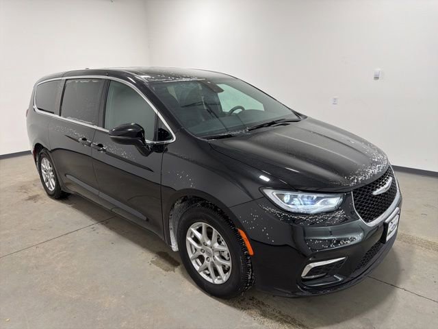 Used 2025 Chrysler Pacifica Select image 3