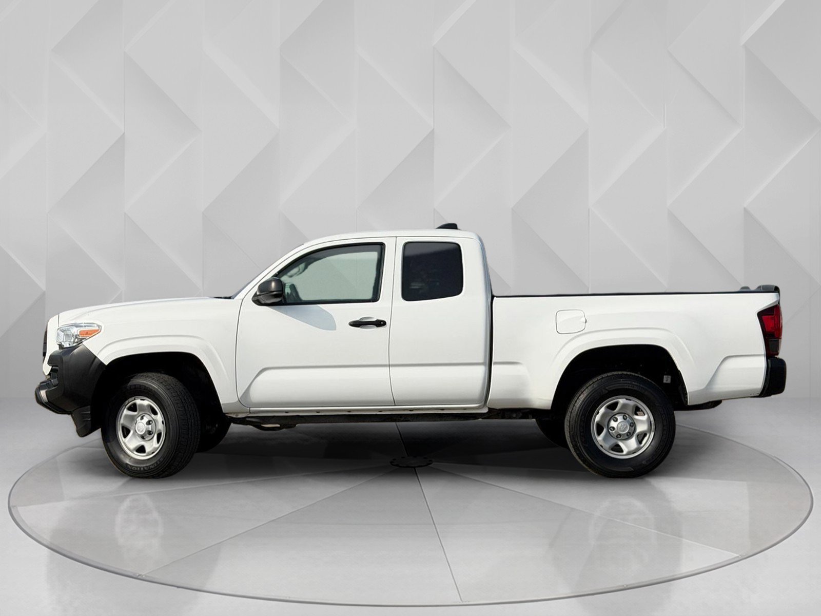 Used 2022 Toyota Tacoma SR image 2