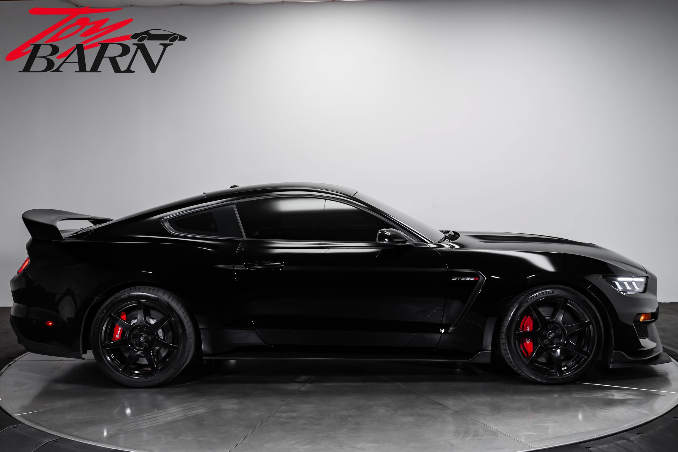 Used 2017 Ford Mustang Shelby GT350R w/ GT350R Equipment Group 920A RWD image 6