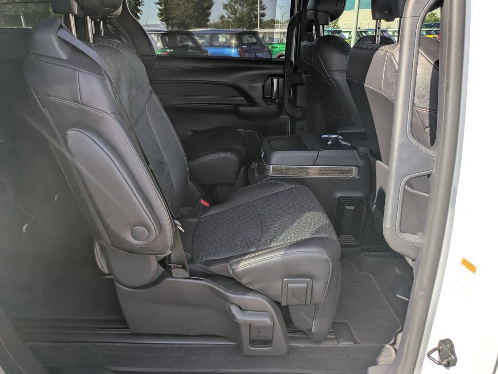 Used 2025 Toyota Sienna Platinum FWD image 23