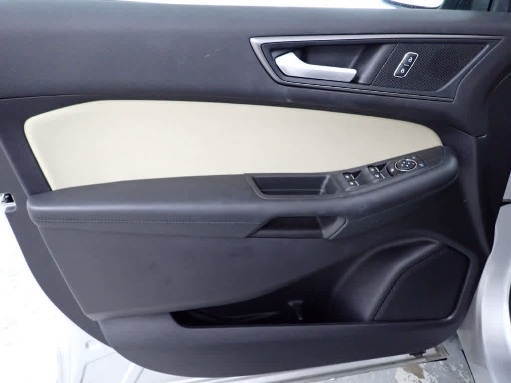 Used 2019 Ford Edge SE image 12