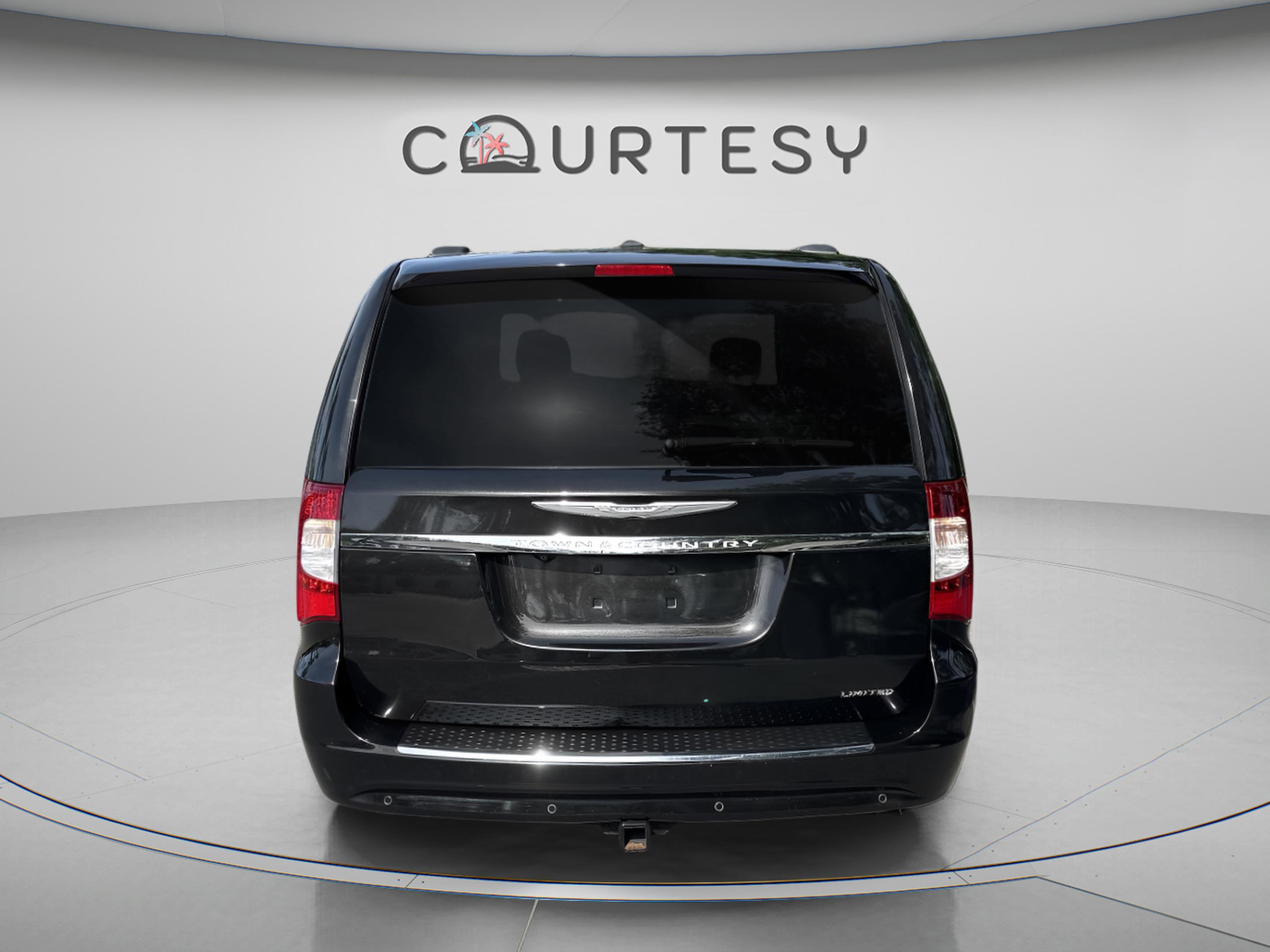 Used 2015 Chrysler Town & Country Limited Platinum FWD image 5