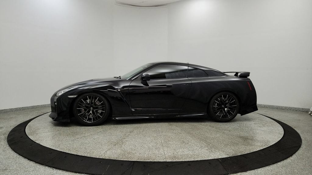 Used 2020 Nissan GT-R Premium w/ Premium Interior Package AWD/4WD image 2
