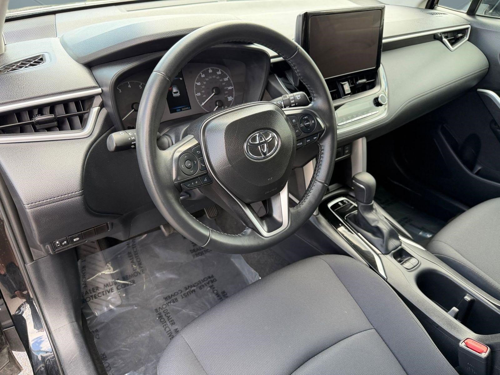 Used 2025 Toyota Corolla Cross LE image 4