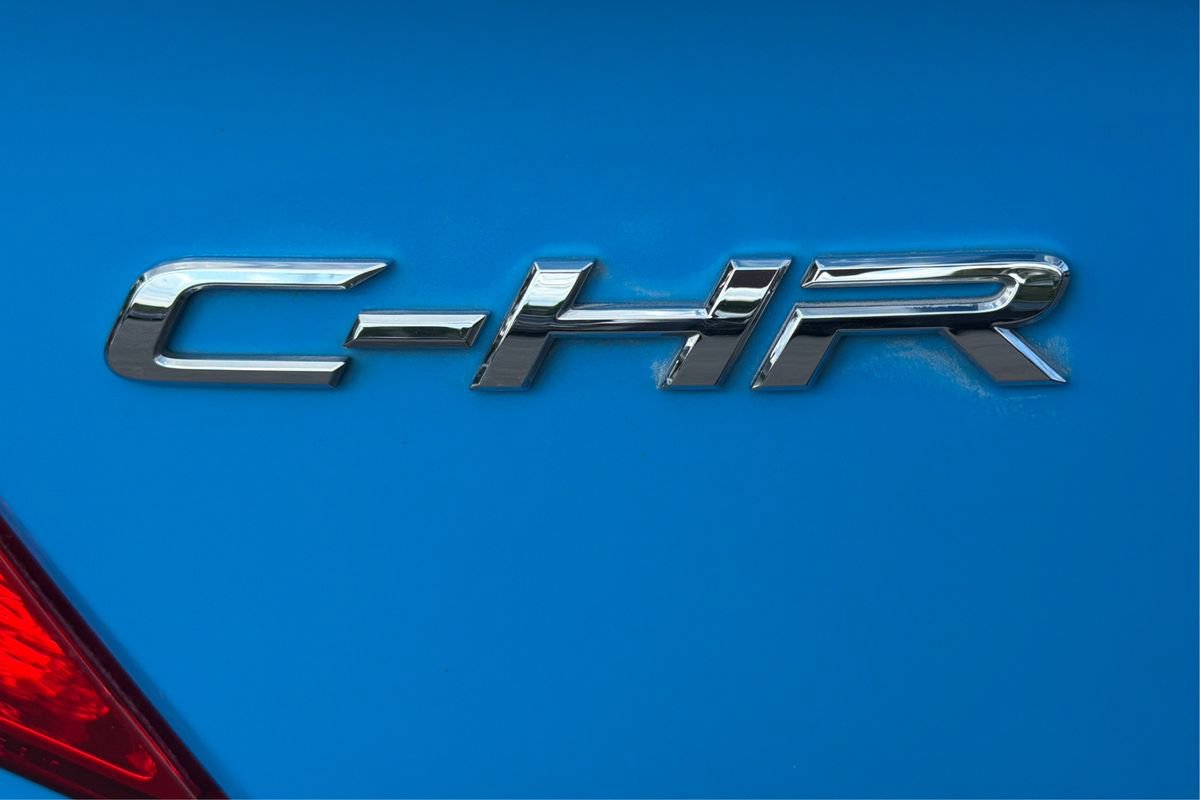 Used 2019 Toyota C-HR Limited FWD image 24