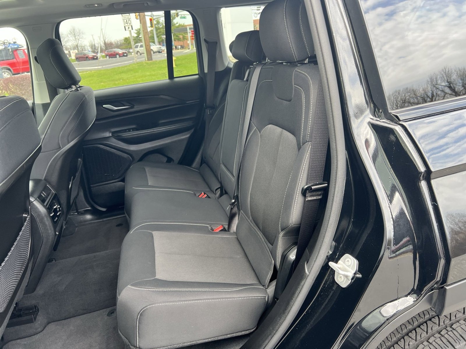 Used 2023 Jeep Grand Cherokee Laredo image 24