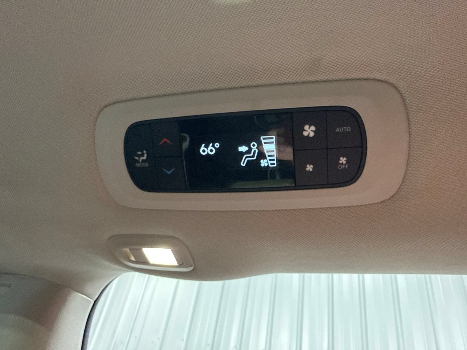 Used 2023 Chrysler Pacifica Limited FWD image 18