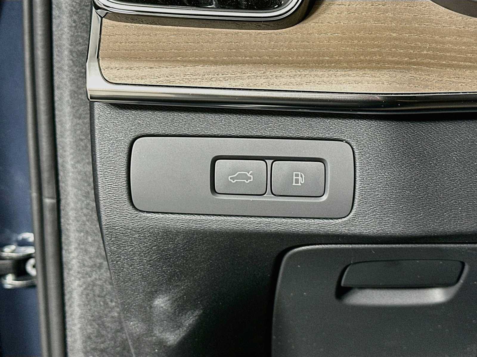 New 2026 Volvo XC90 T8 Plus w/ Protection Package AWD/4WD image 10