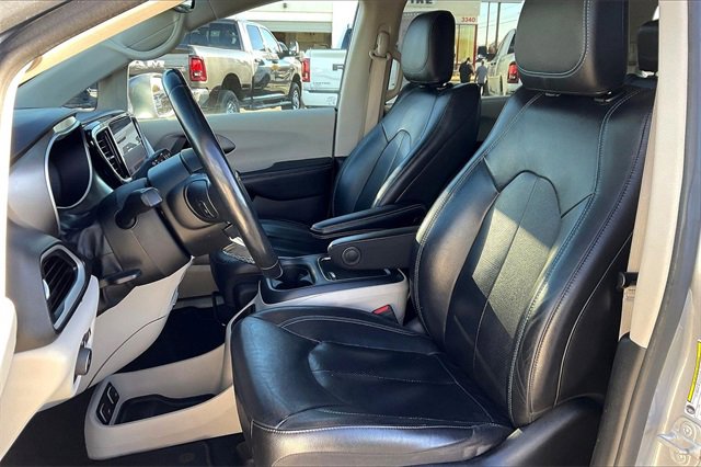 Used 2021 Chrysler Pacifica Touring-L image 26