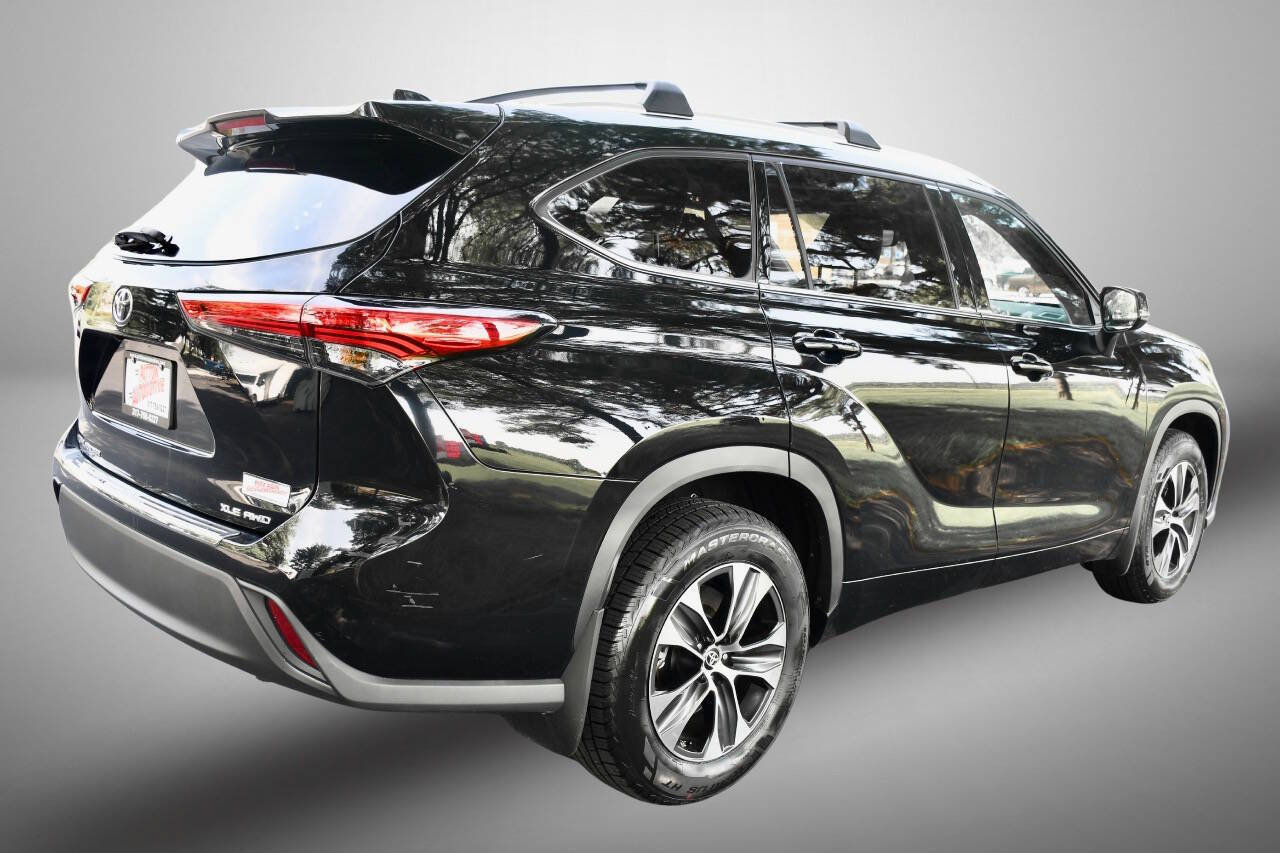 Used 2022 Toyota Highlander XLE AWD/4WD image 7