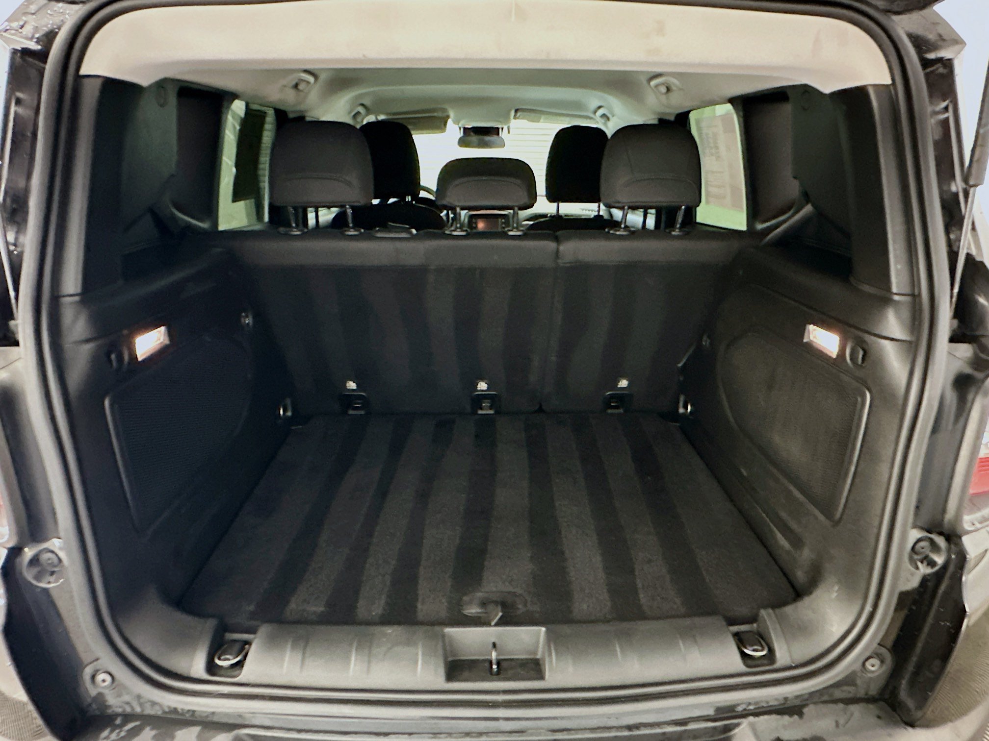 Used 2015 Jeep Renegade Latitude FWD image 30