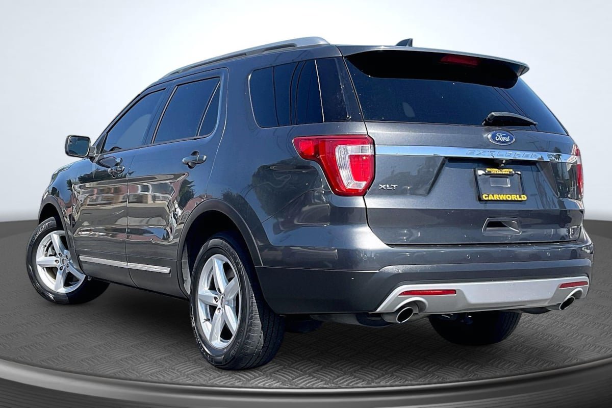 Used 2016 Ford Explorer XLT FWD image 2