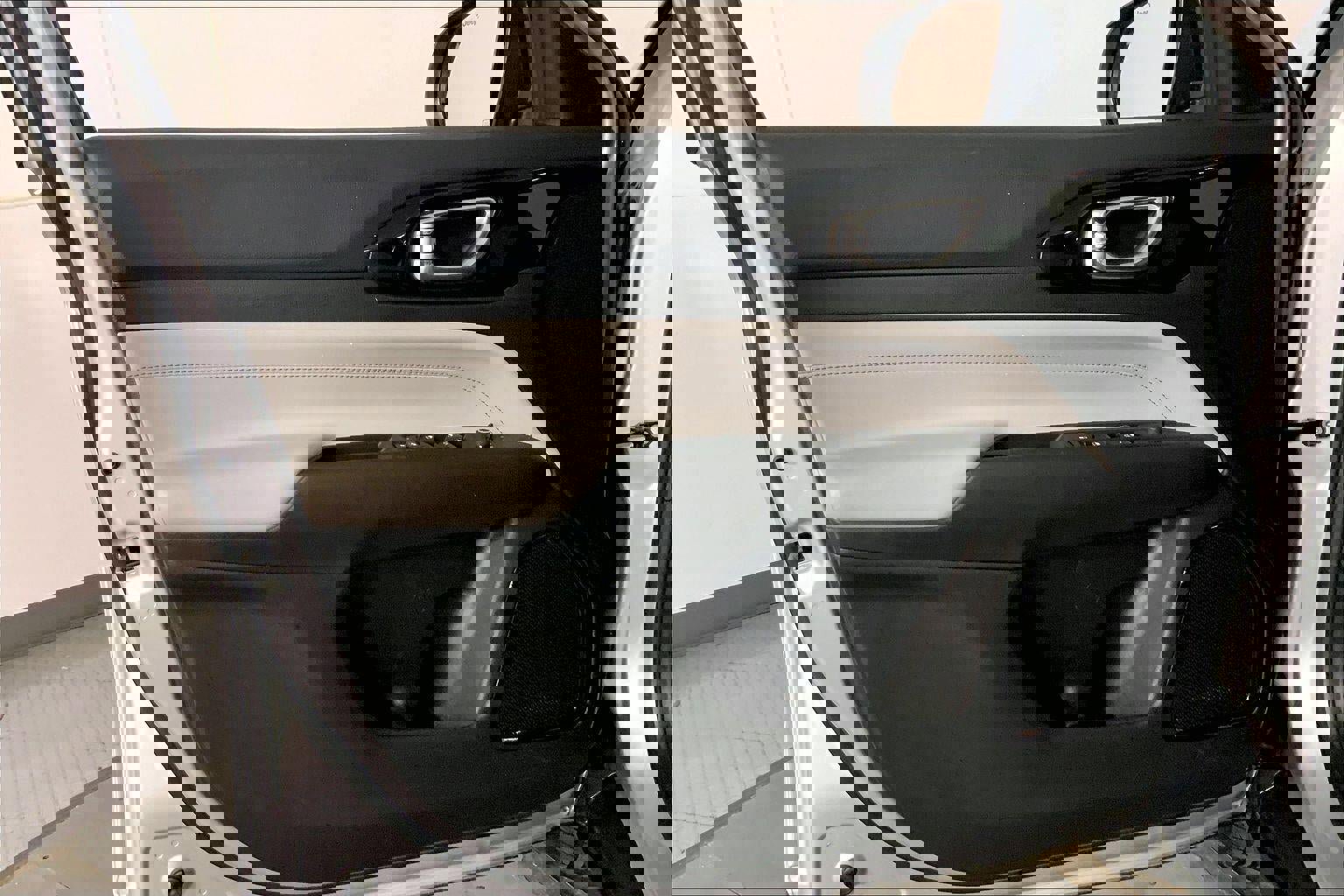 Used 2025 Jeep Compass Limited image 24