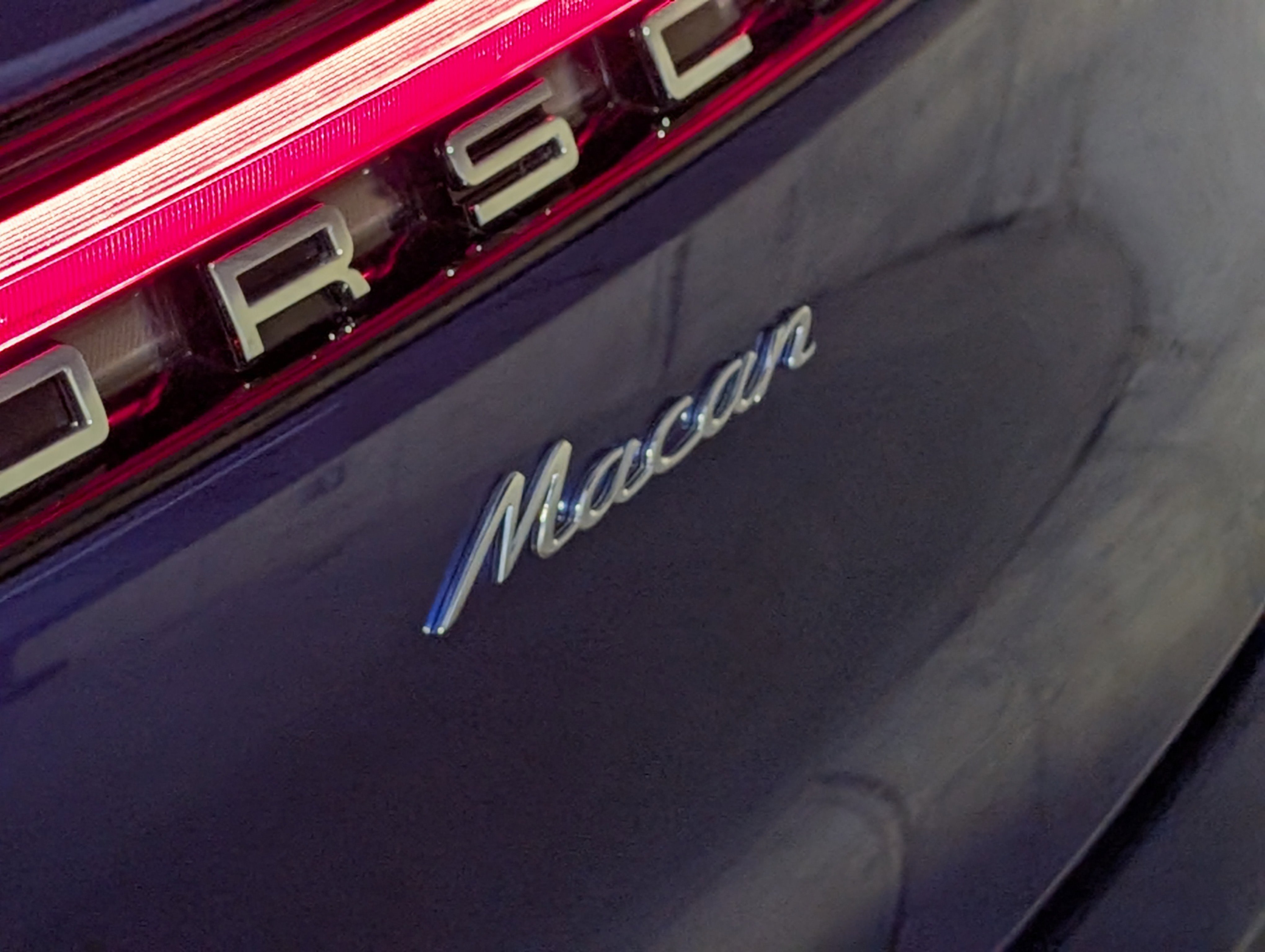 Certified 2025 Porsche Macan image 14