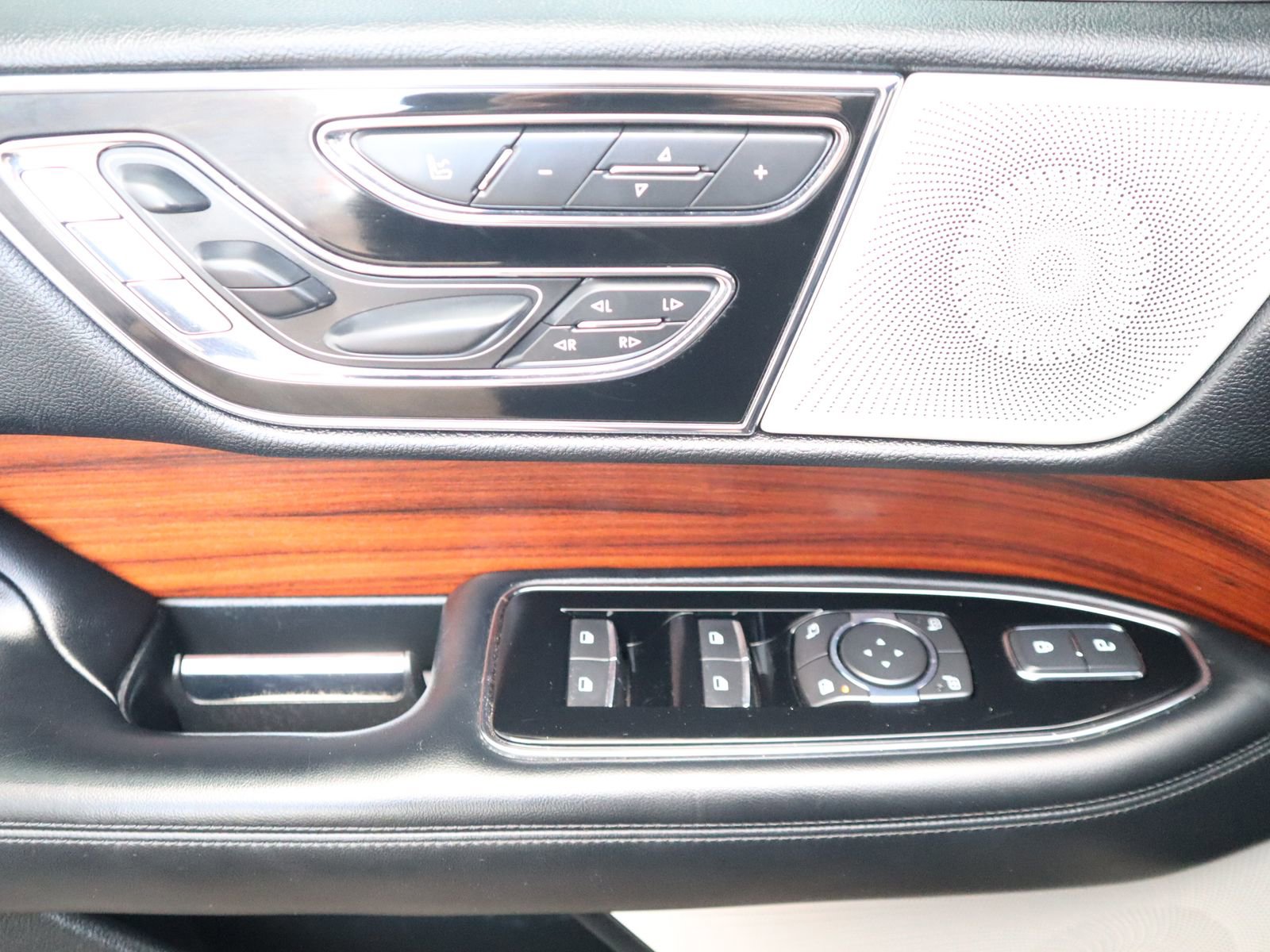 Used 2018 Lincoln Navigator Reserve w/ Technology Package AWD/4WD image 30