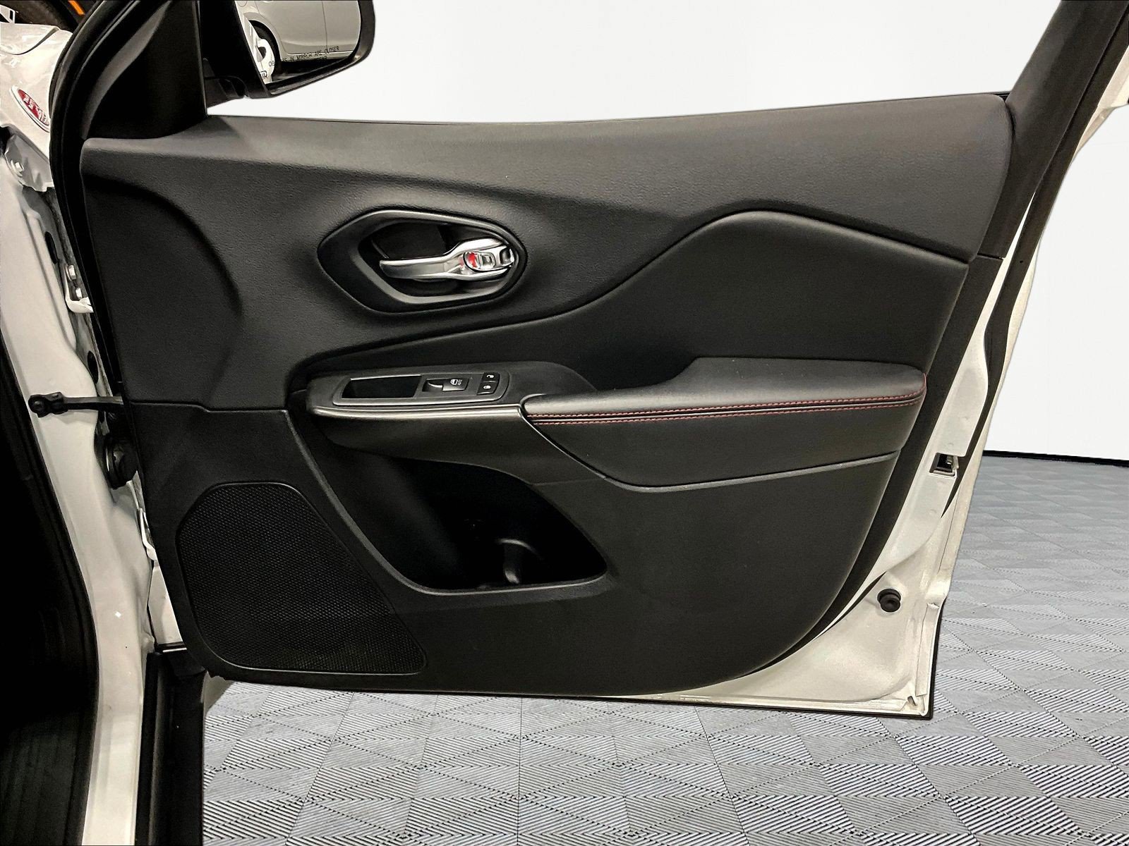 Used 2019 Jeep Cherokee Trailhawk AWD/4WD image 28