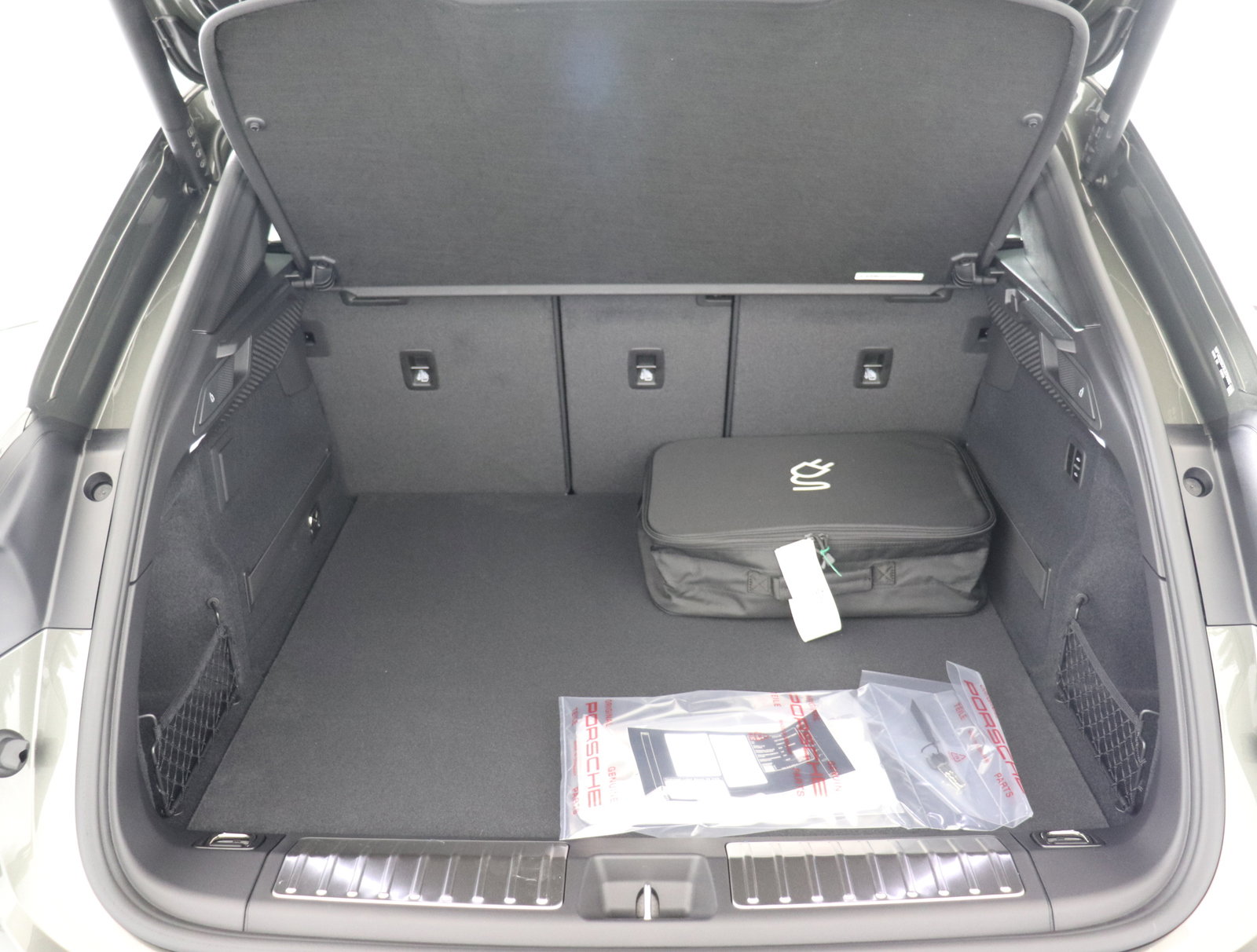 Used 2025 Porsche Macan Electric image 17