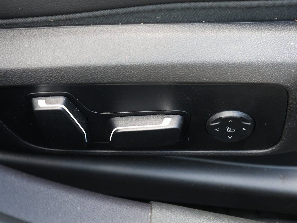 Used 2024 BMW 330i Sedan w/ Premium Package image 23